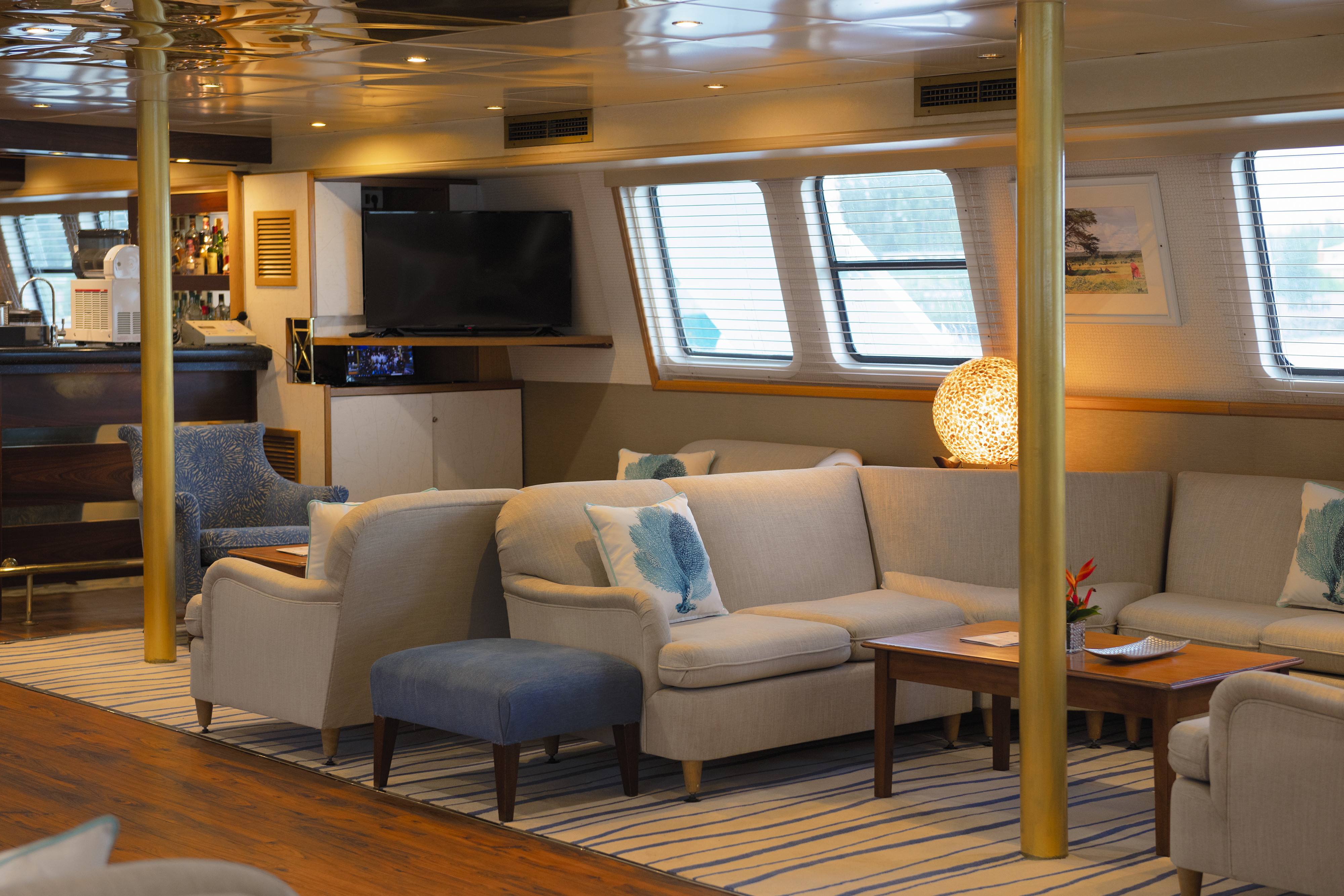 Indoor Lounge Area – Main Deck Pegasos (8)